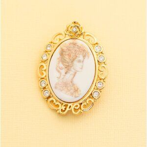 Vintage Victorian Gold Tone Rhinestone Brooch by Avon i4